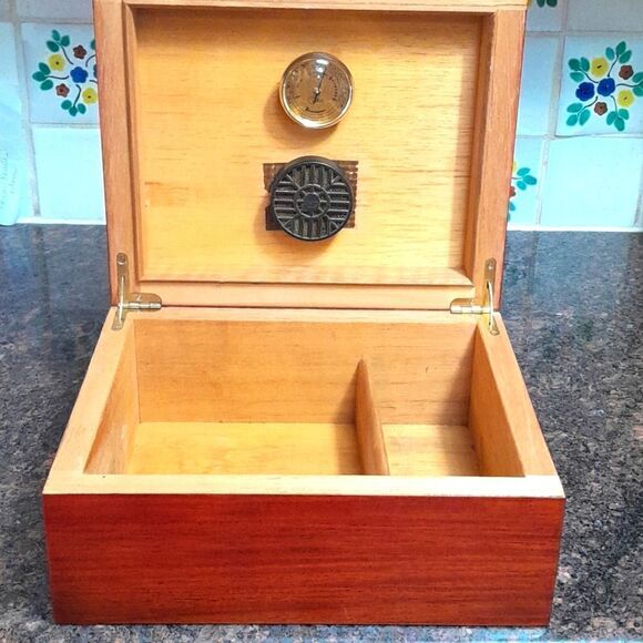 Walnut Cigar Holder...EUC  - Picture 1 of 6